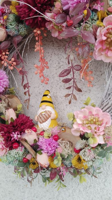 Wianek wiosenny z krasnalem