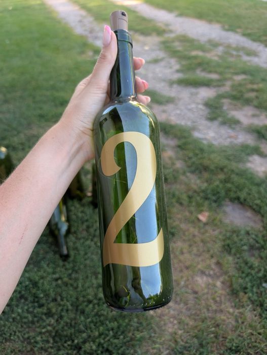 Butelki z numerami na stoły wesele