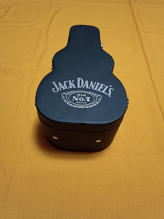 Кейс Jack Daniel's с крышкой в виде гитары.
