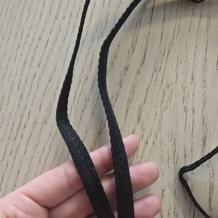 Materiałowy, cienki pasek do torebki, czarne okucia, tanio