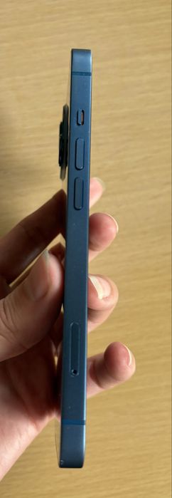 iPhone 13 / 256 GB / niebieski – model A2633 + szybki Spigen