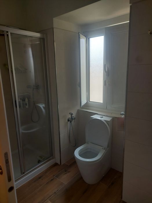 Alugo quarto/suite espaçoso, casa de banho privada Rio de Mouro 450€