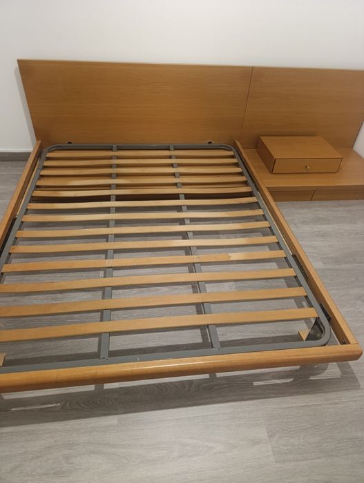 Cama de casal, em bom estado