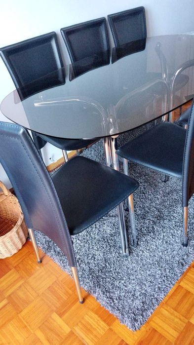 Mesa de jantar (tampo em vidro, pés em metal)