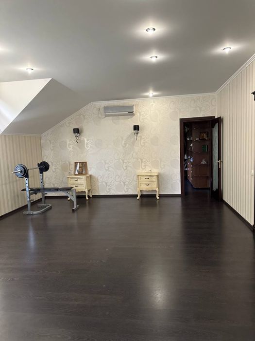 Будинок в сучасному стилі. Дніпршосе. Район новобудов в лісовій смузі