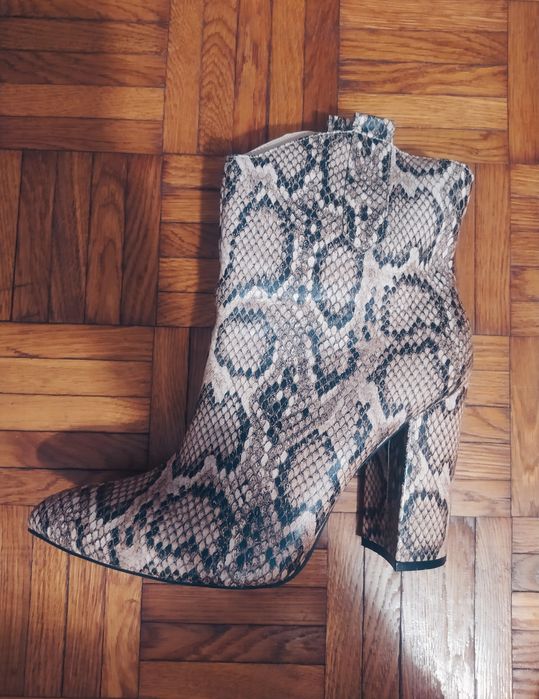 Beżowe botki kowbojki na obcasie