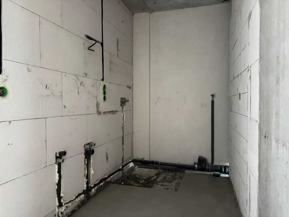 Здана! Однокімнатна з чорновими роботами. Вигідно!