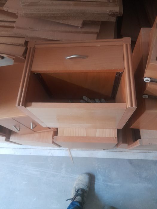 Vendo Cama, secretária  e móveis de quarto