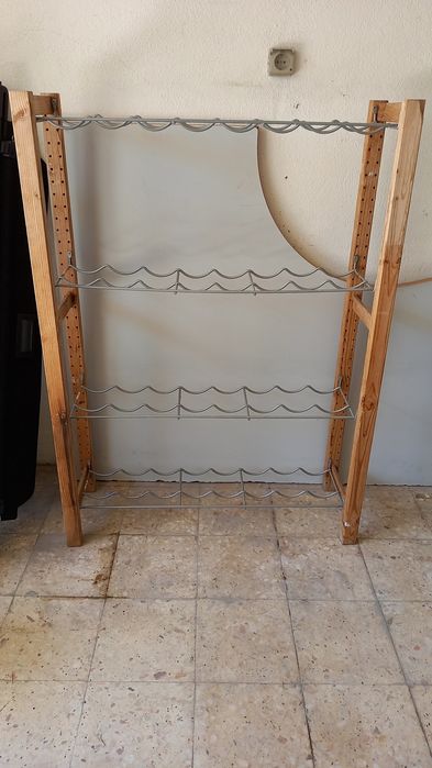 Vendo garrafeira em madeira e metal a muito bom preço