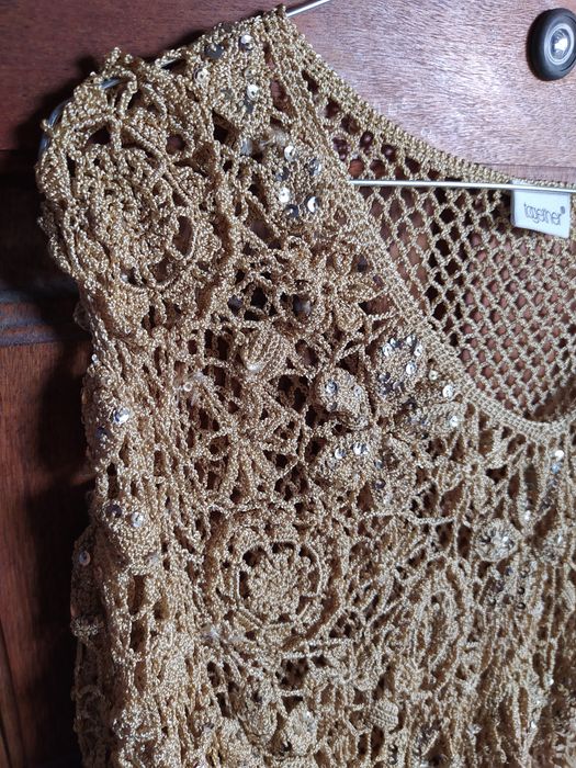 Blusa em crochet bege com lantejoulas com flores tamanho M