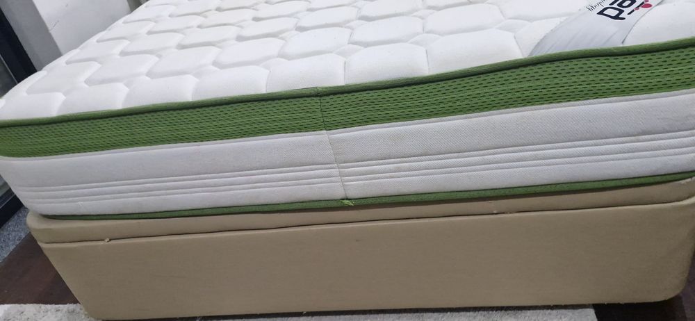 Cama com arrumação + colchão e 2 estantes de brinde