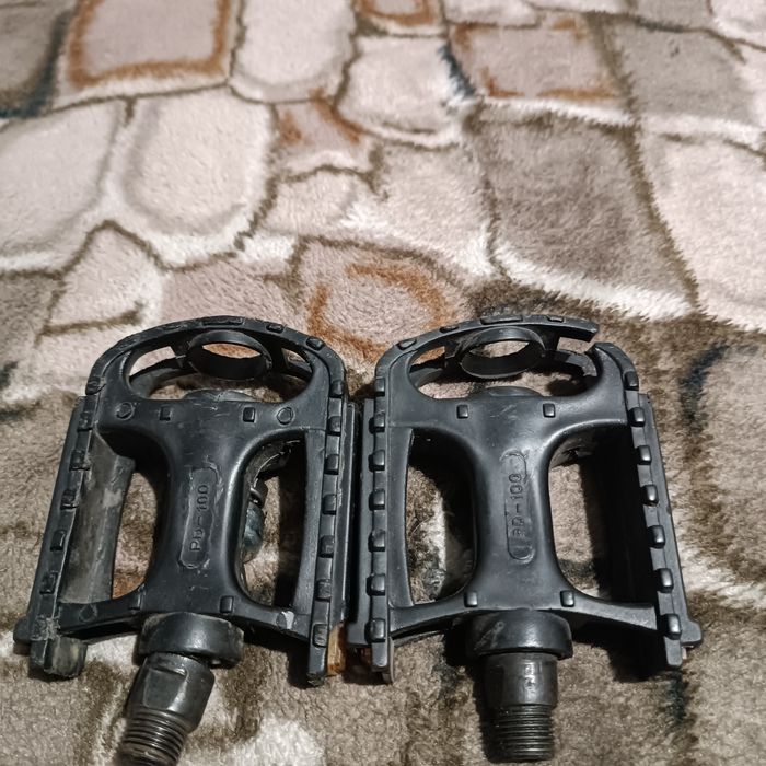 Педалі пластикові