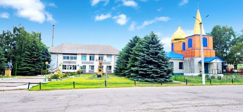 ПРОДАМ будинок у центрі с.Миколаївка, Самарівський район.