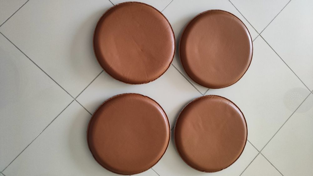 Conjunto 4 Cadeiras de Jantar em ótimo estado- Design Escandinavo - Pernas de Madeira  - 4 almofadas  em couro sintético com anti derrapante incluídas