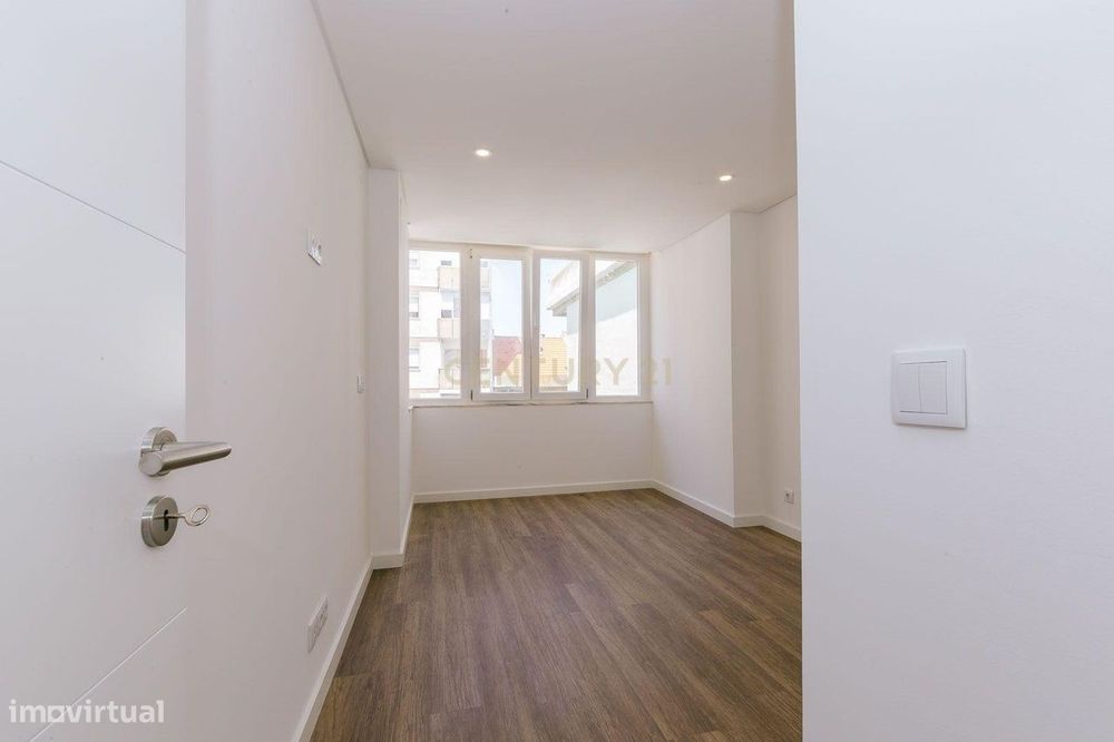 Apartamento T2 novo em Sacavém