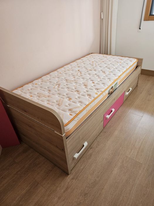 Cama/colchão e prateleiras da JOM