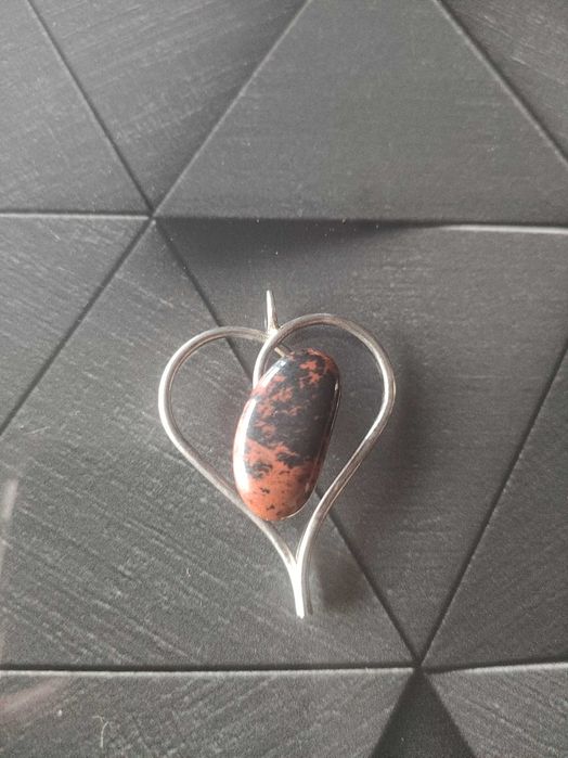 Wisiorek brązowy kamień