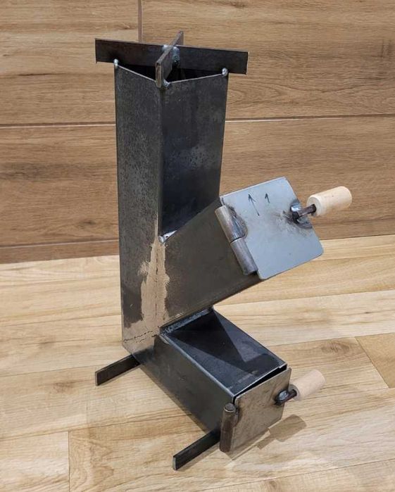 Mały piecyk rakietowy z drzwiczkami koza