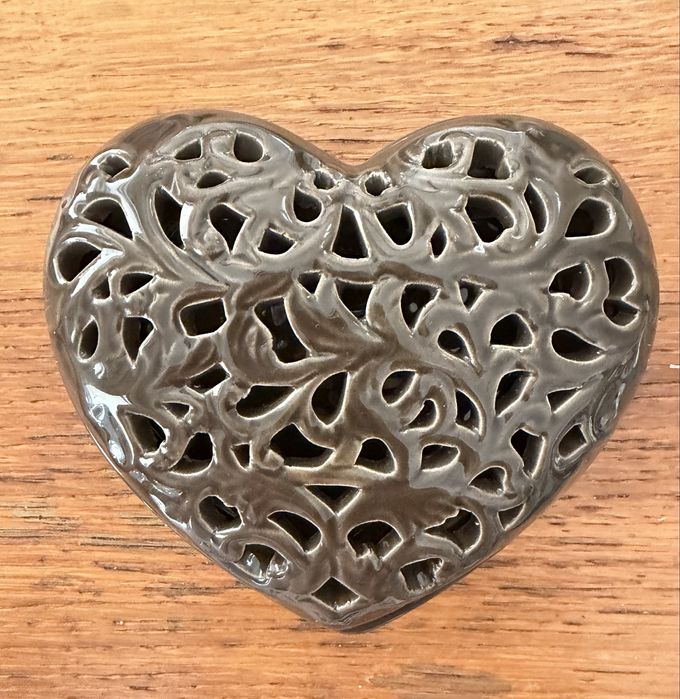 Ceramiczna szkatułka w kształcie ażurowego serca.