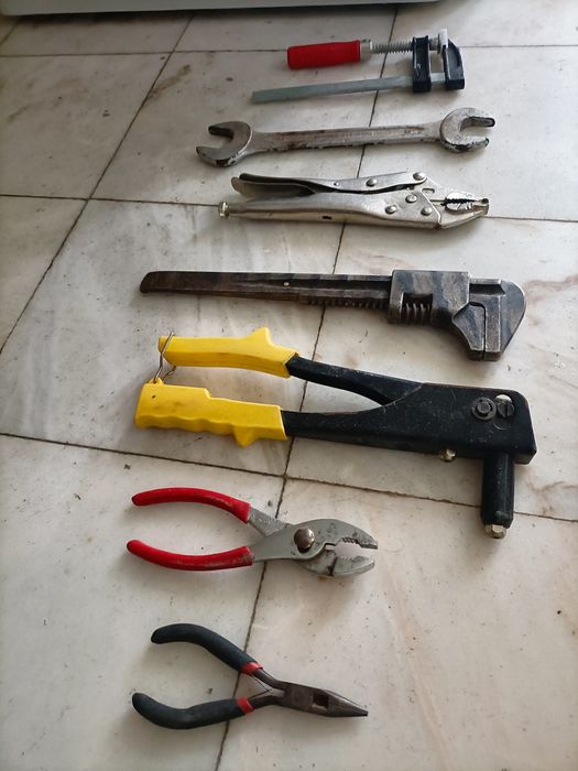 Alicates e chaves