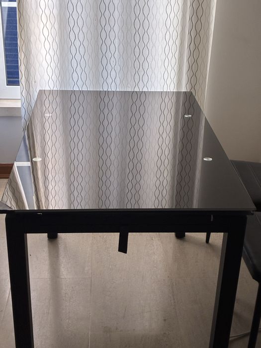 Mesa com tampo em vidro