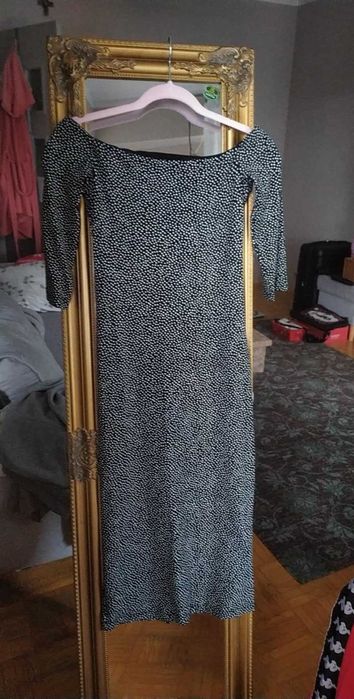 Długa elegancka sukienka z rękawem 3/4