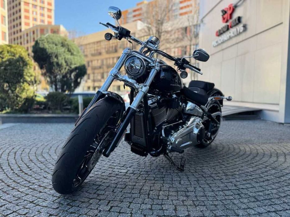 2025 Harley-Davidson® Breakout колір Vivid Black