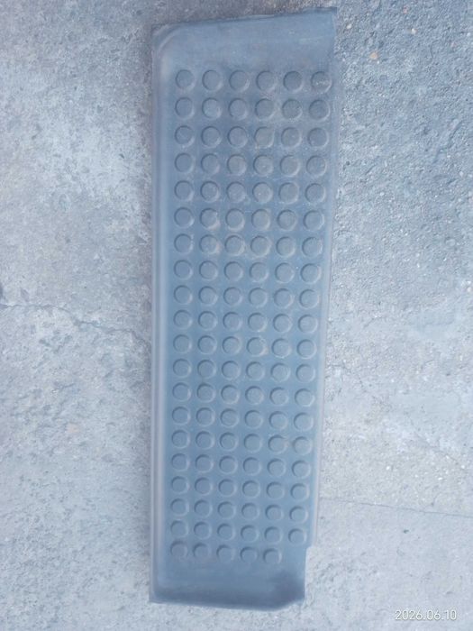 Degrau Plástico Direito Ford Transit (1986-2000) – Código 86VBV16490ADW