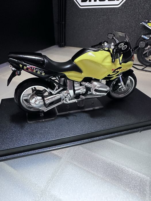 Miniatura BMW R1100S Escala 1/24 made by IXO