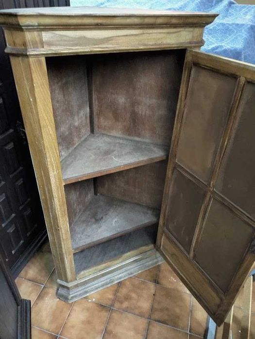 Vitrine Rústica de Canto em Madeira