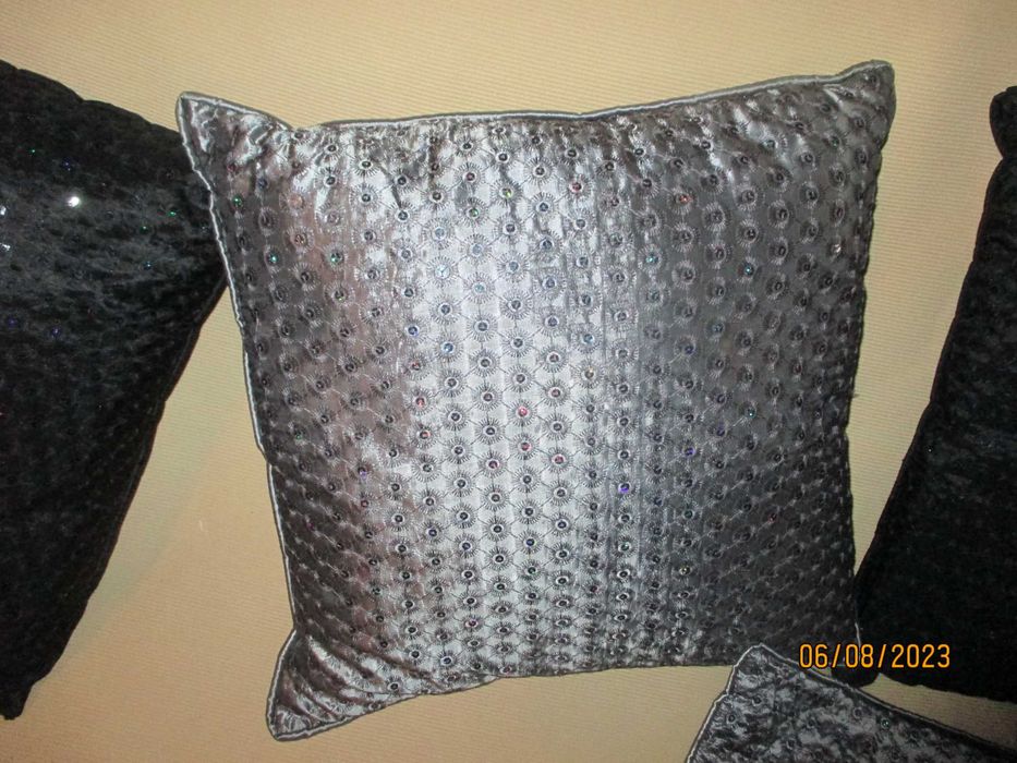 3 almofadas e 1 fronha para decoração