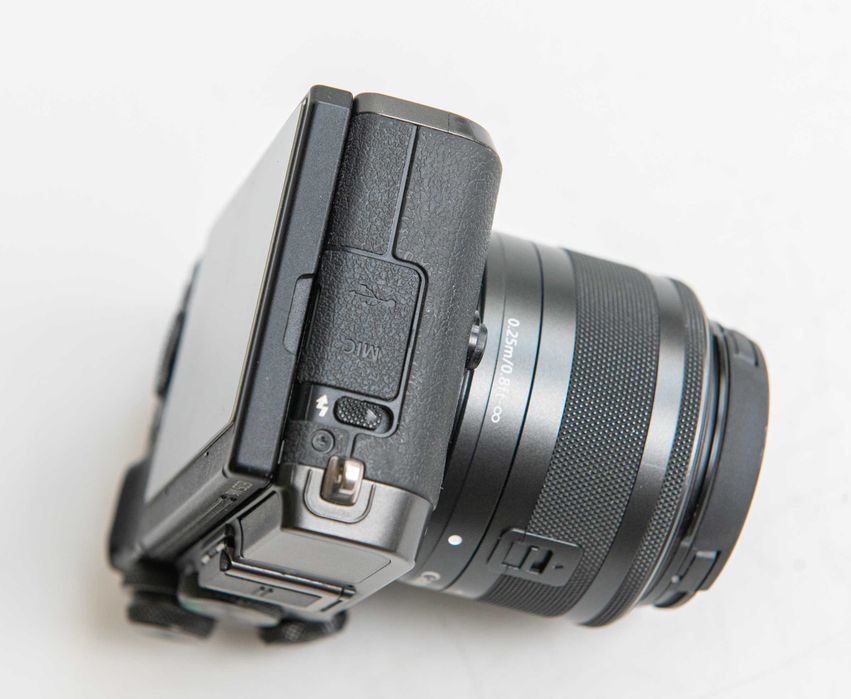Canon EOS M6 - Matryca APS-C 24Mpx  + obiektyw 15-45 AF IS STM