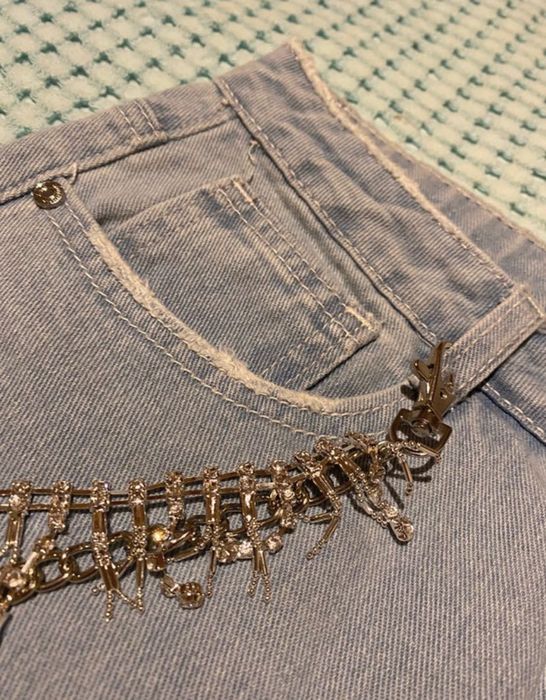 Spodenki jeansowe z ozdobnym łańcuszkiem