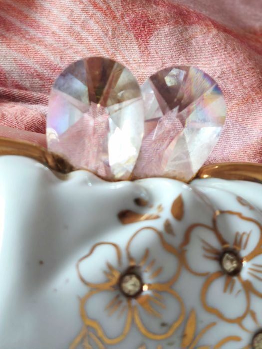 Linda peça em porcelana no formato de bolsa