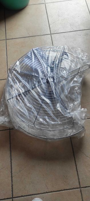 Cestos para movel. Rotativos. Para aceder a cantos mais facilmente. Estao novos em Caixa.