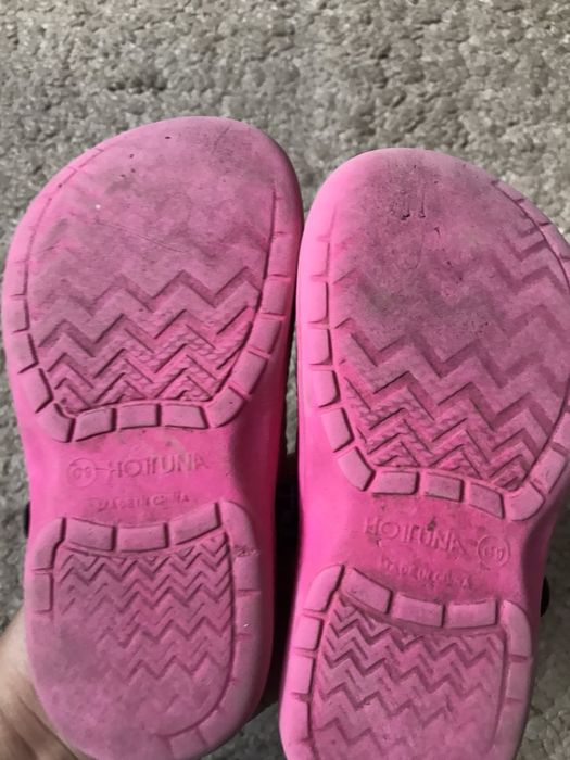 Крокси віддам 2 пари