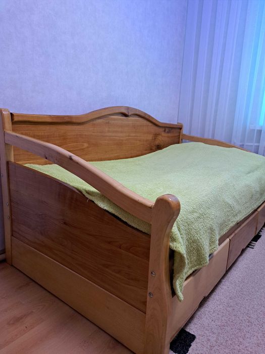 Дитяче дерев'яне ліжко