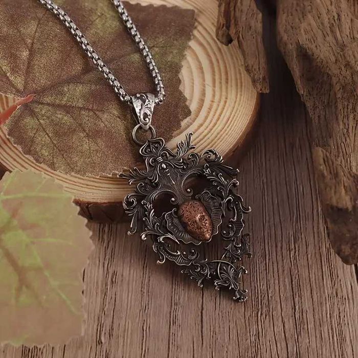 Ожерелье с подвеской в виде головы ведьмы