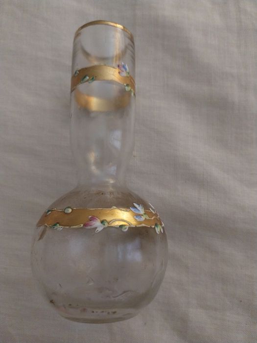 Jarra em vidro antigo com decoração floral e dourados – c. 1900