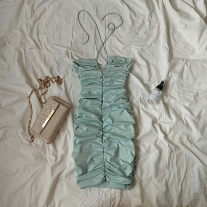 Сексі блакитна сукня з вирізом та зав'язками на шиї