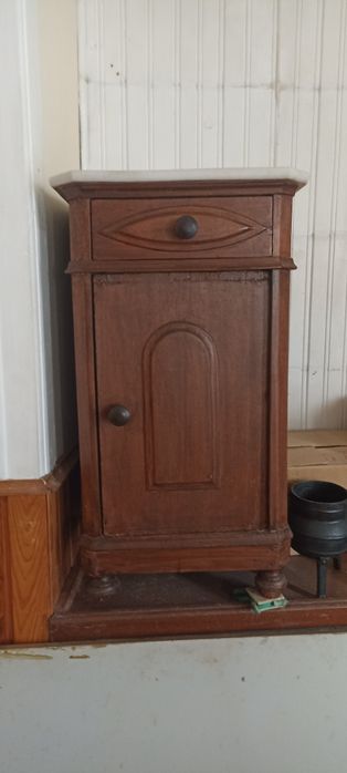 Vendo mesa de cabeceira antiga com pedra mármore