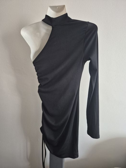 Vestido preto de ombro descoberto SHEIN

Tamanho S

Novo, sem uso

Um