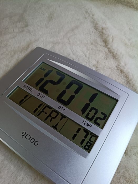 cyfrowy zegar ścienny