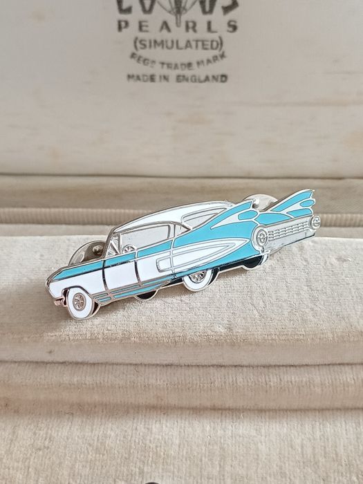 Pin 1959 Cadillac Coupe DeVille broszka vintage retro przypinka