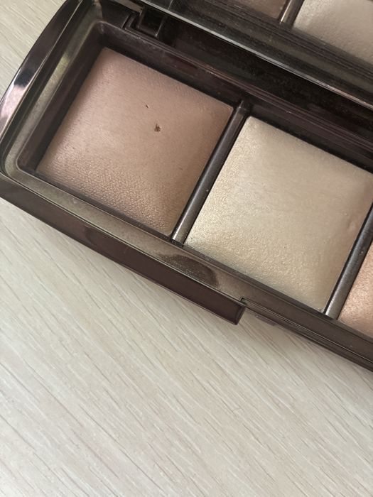 Hourglass paletka rozświetlająca do twarzy Dim Light