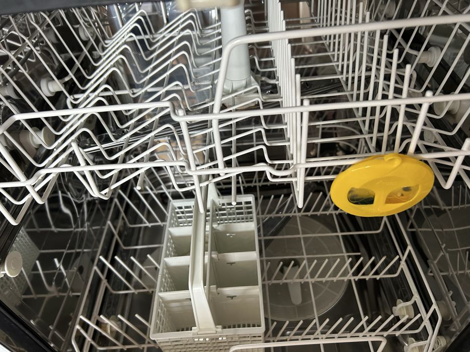 Maquina de lavar loica em bom estado funciona muito bem  nao faco entrega