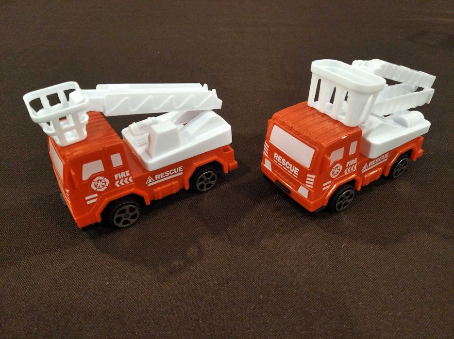 Brinquedos: moto, carros e camiões