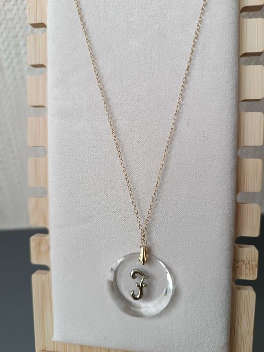 Ланцюжок з підвіскою зі скла з англійською стилізованою буквою F