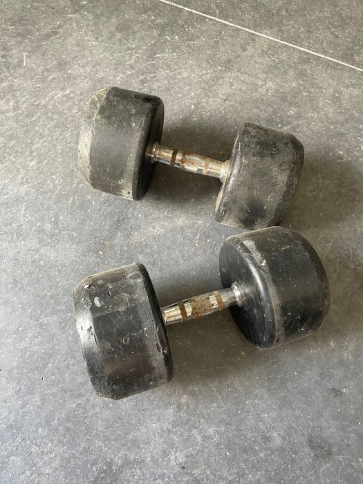 Dois alteres cada um peso 40kg em óptimo estado.
