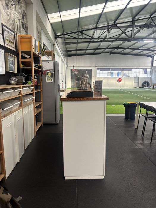 Balcão de recepção com prateleiras